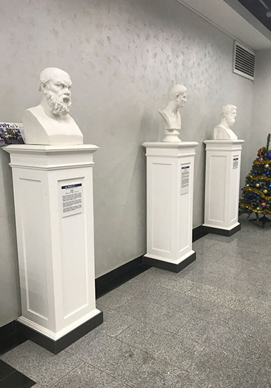 Серый гранит в интерьере здания МФЮА