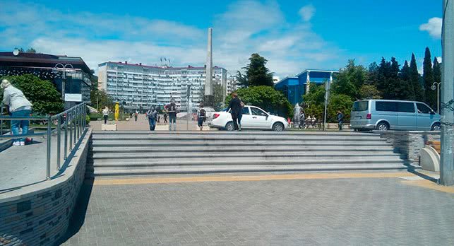 Гранитная плитка Роял Вайт на набержной в Туапсе
